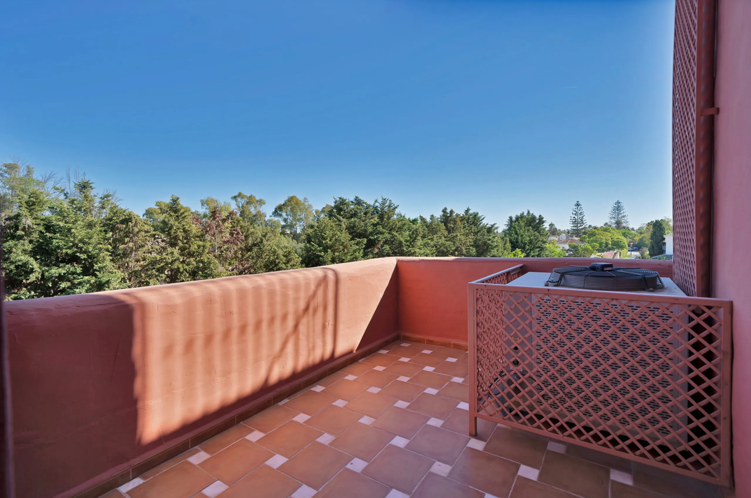 Situated beside the prestigious Guadalmina Baja, this impressive triplex penthouse is a true jewel of the Costa del Sol — perfectly blending the sophistication of Andalusian architecture, Moorish influences, and a touch of contemporary romanticism.