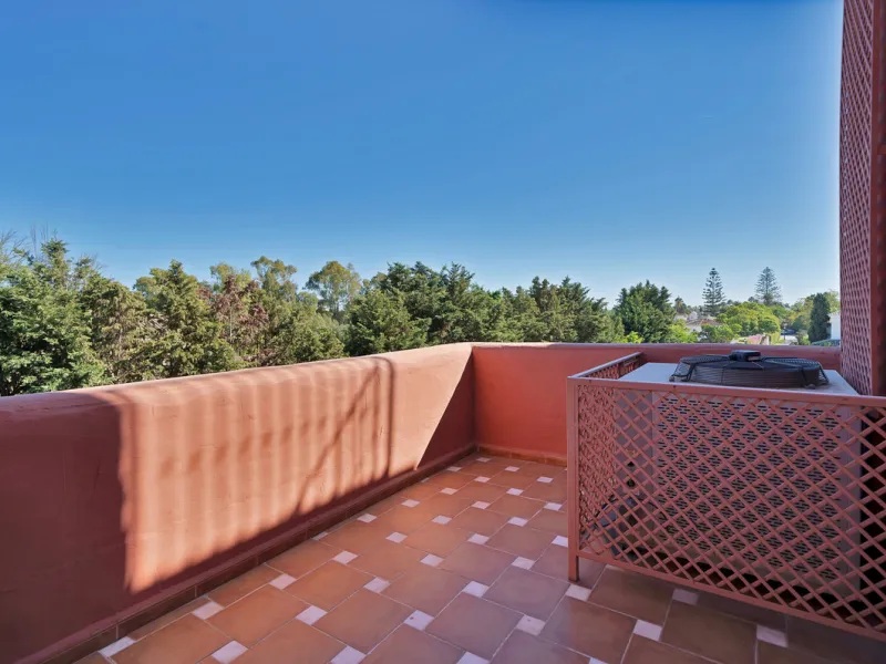 Situated beside the prestigious Guadalmina Baja, this impressive triplex penthouse is a true jewel of the Costa del Sol — perfectly blending the sophistication of Andalusian architecture, Moorish influences, and a touch of contemporary romanticism.