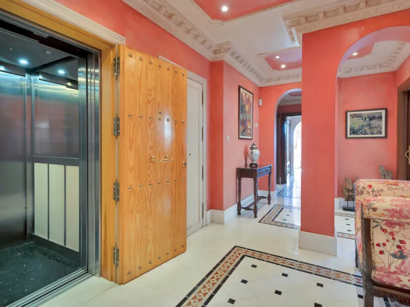 Situated beside the prestigious Guadalmina Baja, this impressive triplex penthouse is a true jewel of the Costa del Sol — perfectly blending the sophistication of Andalusian architecture, Moorish influences, and a touch of contemporary romanticism.