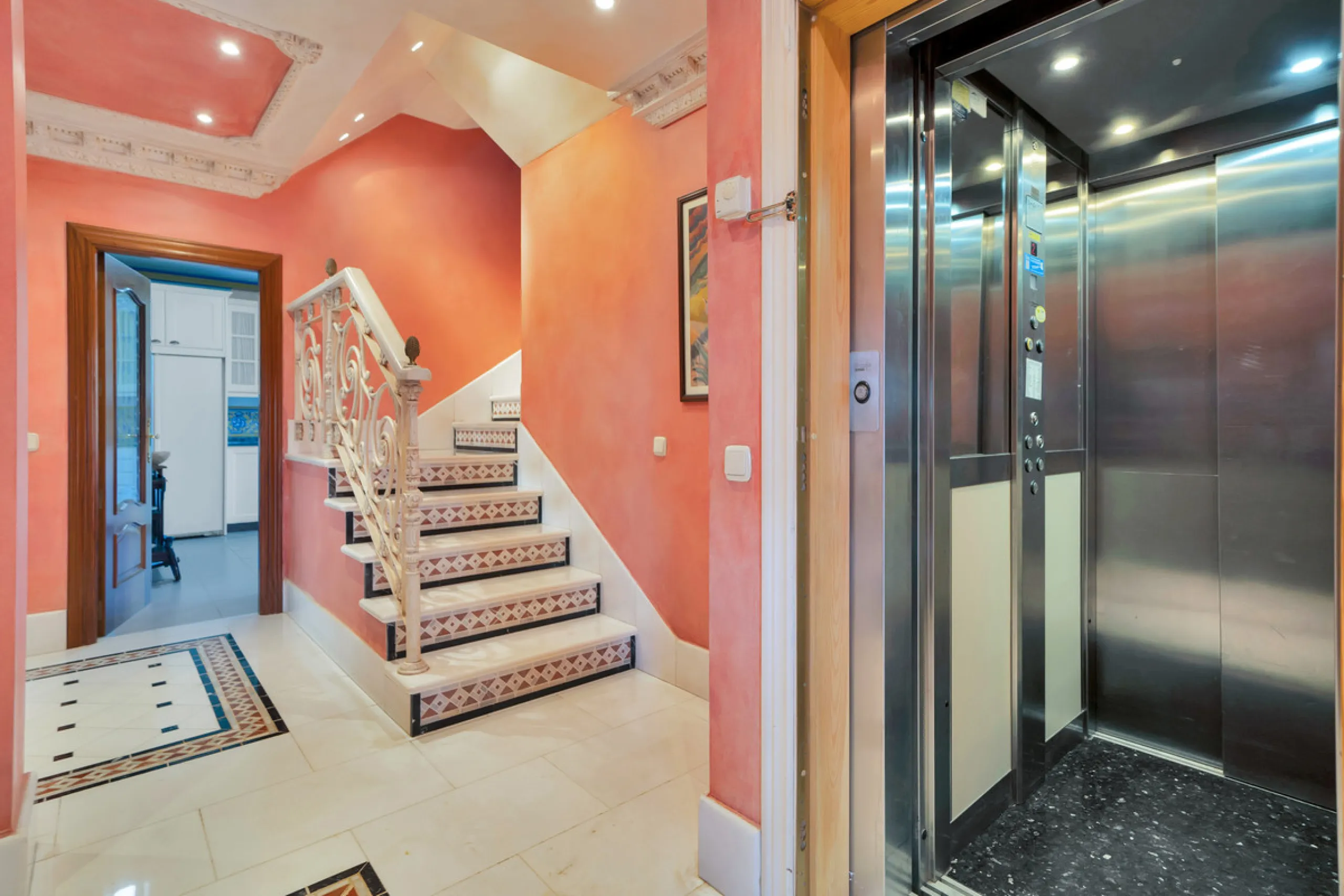 Situated beside the prestigious Guadalmina Baja, this impressive triplex penthouse is a true jewel of the Costa del Sol — perfectly blending the sophistication of Andalusian architecture, Moorish influences, and a touch of contemporary romanticism.