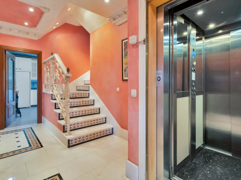 Situated beside the prestigious Guadalmina Baja, this impressive triplex penthouse is a true jewel of the Costa del Sol — perfectly blending the sophistication of Andalusian architecture, Moorish influences, and a touch of contemporary romanticism.