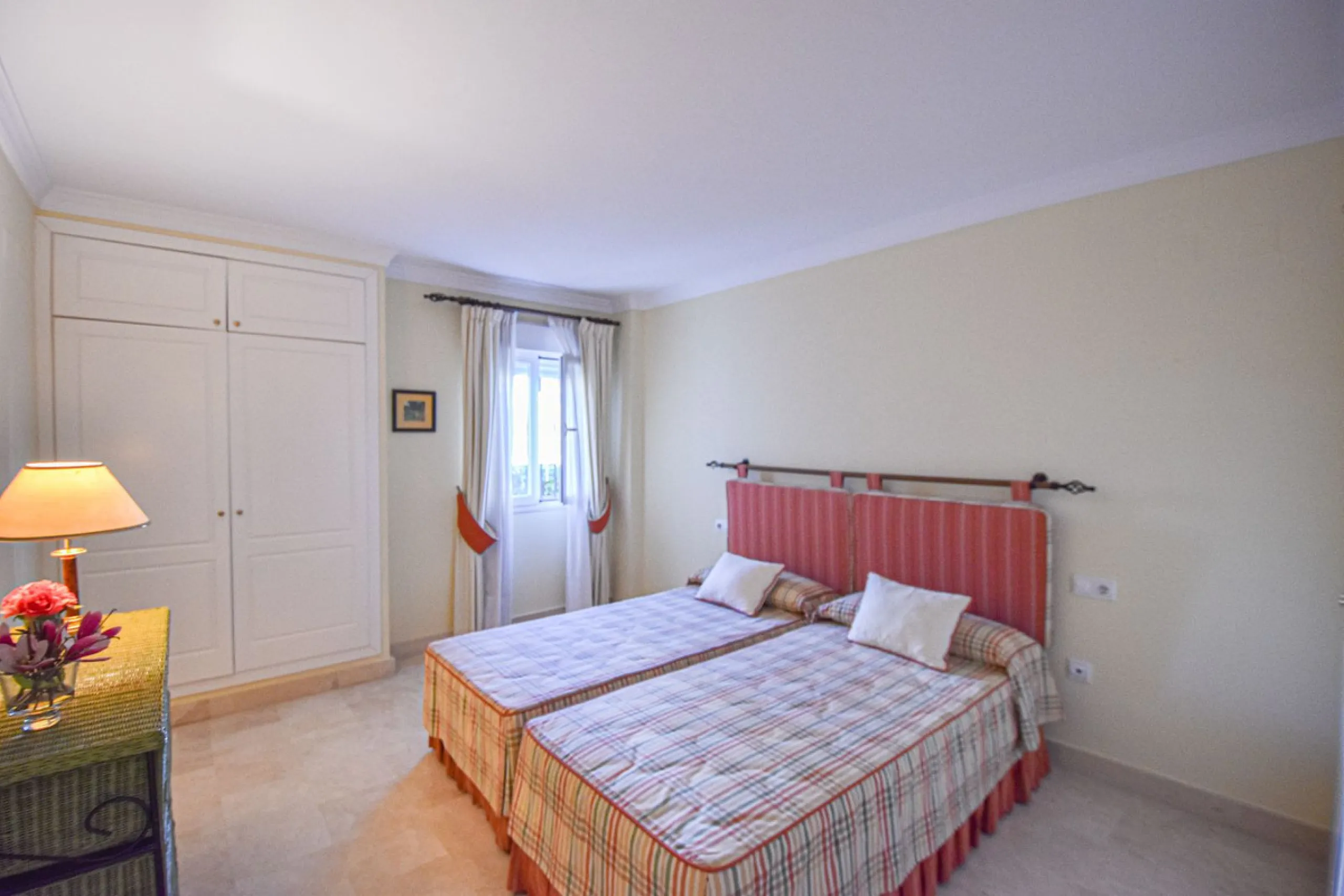 Entdecken Sie diese fantastische Wohnung an der Strandpromenade von San Pedro de Alcántara/Nueva Alcántara, einer der begehrtesten Gegenden von Marbella, nur wenige Schritte vom Meer und der Uferpromenade entfernt
