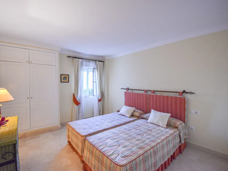 Entdecken Sie diese fantastische Wohnung an der Strandpromenade von San Pedro de Alcántara/Nueva Alcántara, einer der begehrtesten Gegenden von Marbella, nur wenige Schritte vom Meer und der Uferpromenade entfernt