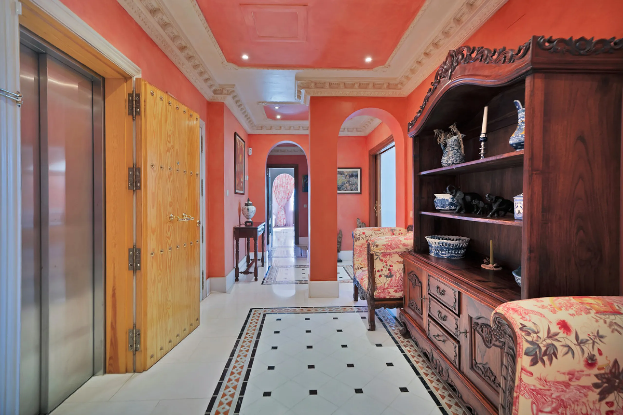 Situated beside the prestigious Guadalmina Baja, this impressive triplex penthouse is a true jewel of the Costa del Sol — perfectly blending the sophistication of Andalusian architecture, Moorish influences, and a touch of contemporary romanticism.