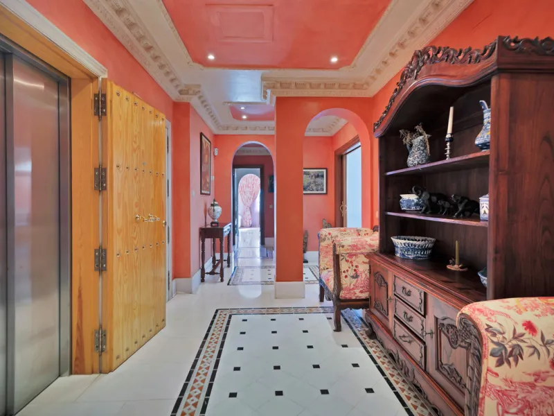 Situated beside the prestigious Guadalmina Baja, this impressive triplex penthouse is a true jewel of the Costa del Sol — perfectly blending the sophistication of Andalusian architecture, Moorish influences, and a touch of contemporary romanticism.