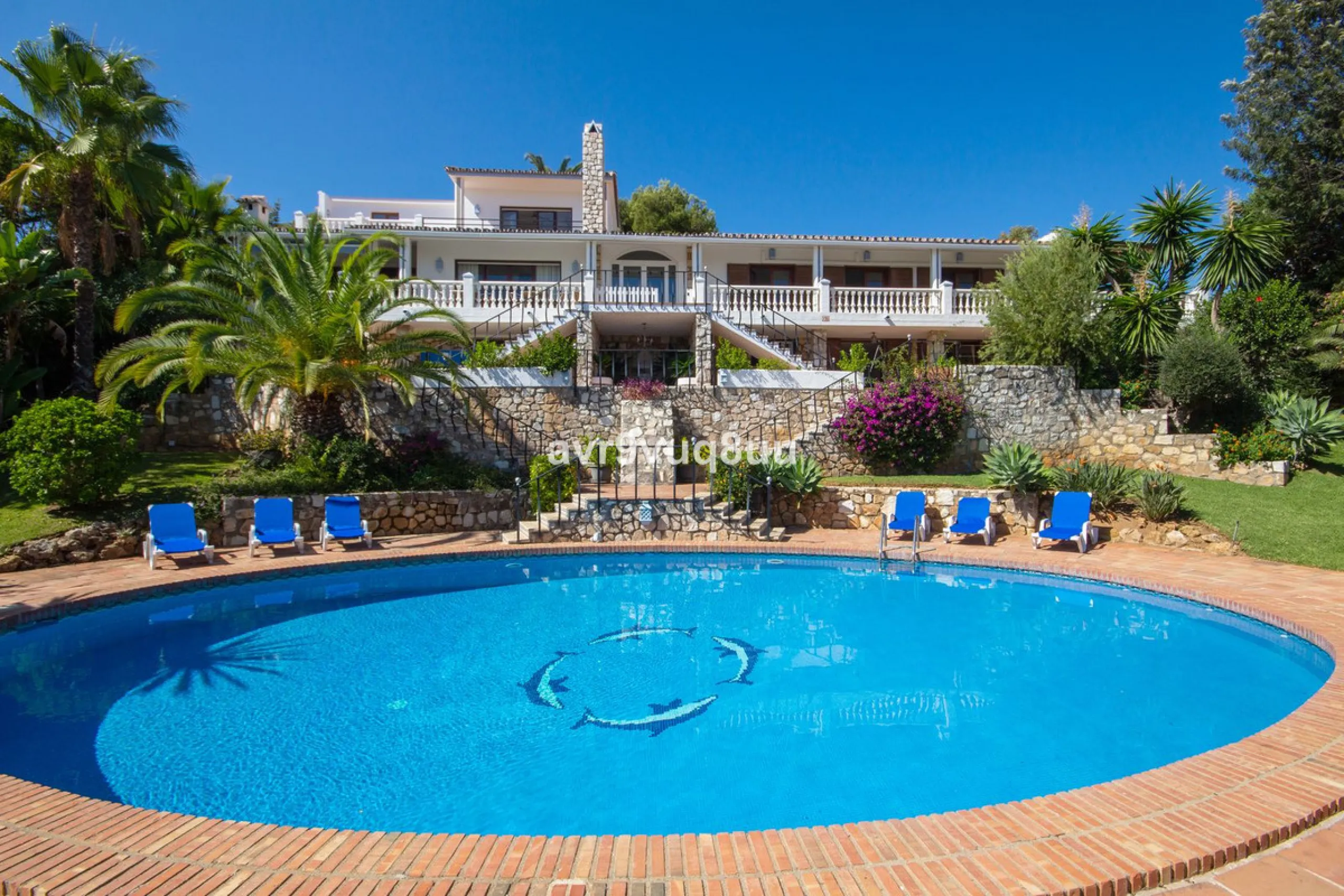 This property is stunning! Set in the heart of Mijas Costa, in the desirable Campo Mijas area. From the private entrance there is a driveway and garage, with steps down into the main entrance. This floor has a very spacious lounge area, with a great recep
