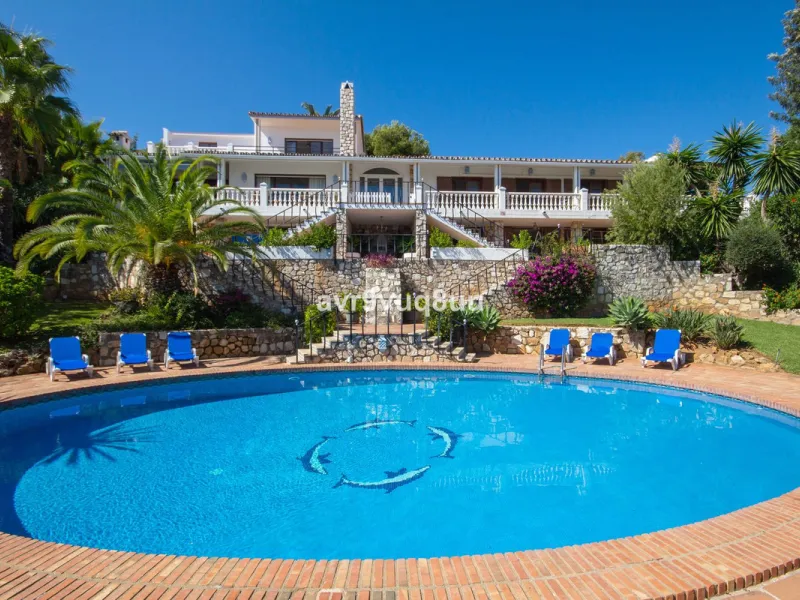 This property is stunning! Set in the heart of Mijas Costa, in the desirable Campo Mijas area. From the private entrance there is a driveway and garage, with steps down into the main entrance. This floor has a very spacious lounge area, with a great recep