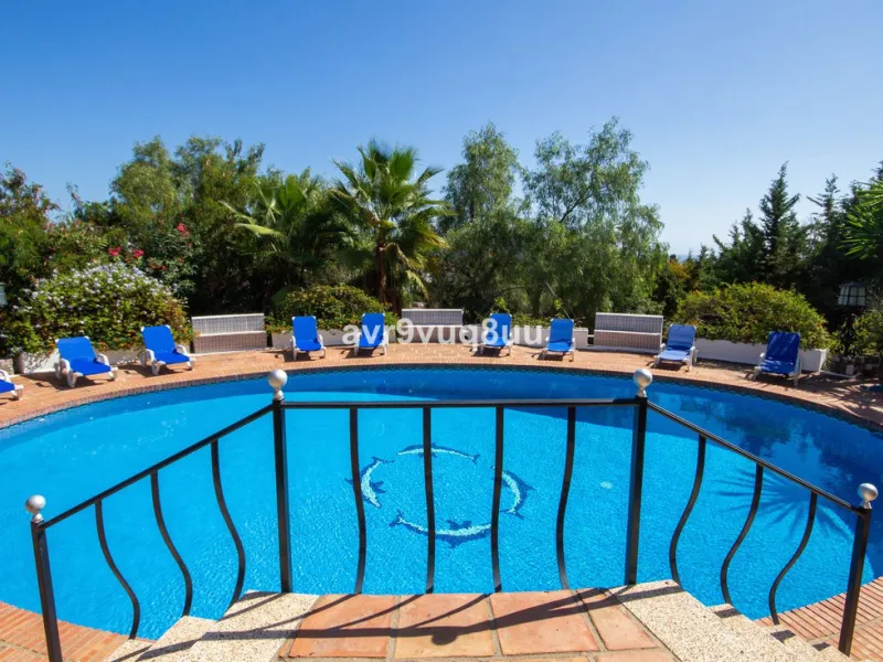 This property is stunning! Set in the heart of Mijas Costa, in the desirable Campo Mijas area. From the private entrance there is a driveway and garage, with steps down into the main entrance. This floor has a very spacious lounge area, with a great recep