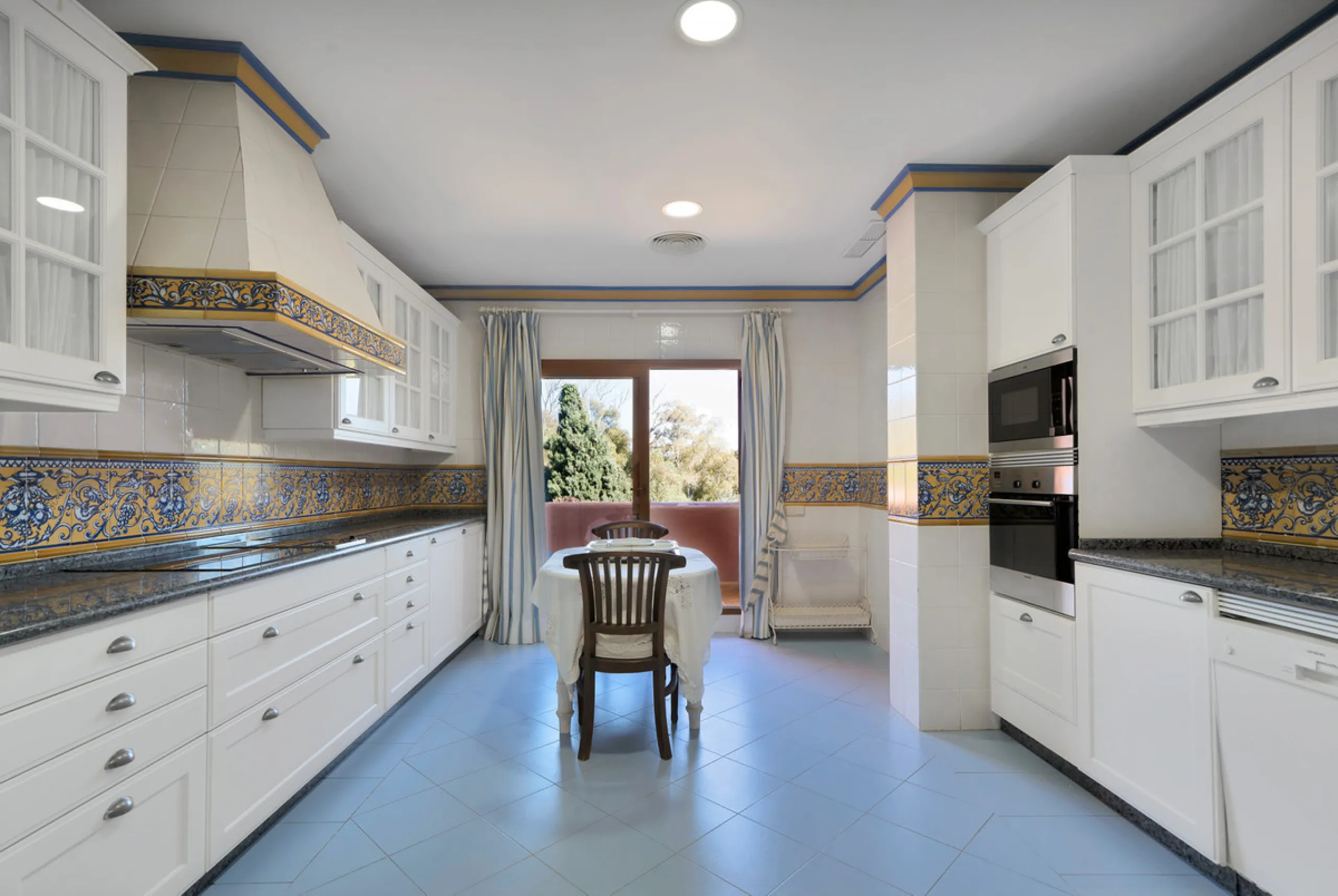 Situated beside the prestigious Guadalmina Baja, this impressive triplex penthouse is a true jewel of the Costa del Sol — perfectly blending the sophistication of Andalusian architecture, Moorish influences, and a touch of contemporary romanticism.