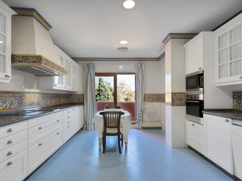 Situated beside the prestigious Guadalmina Baja, this impressive triplex penthouse is a true jewel of the Costa del Sol — perfectly blending the sophistication of Andalusian architecture, Moorish influences, and a touch of contemporary romanticism.