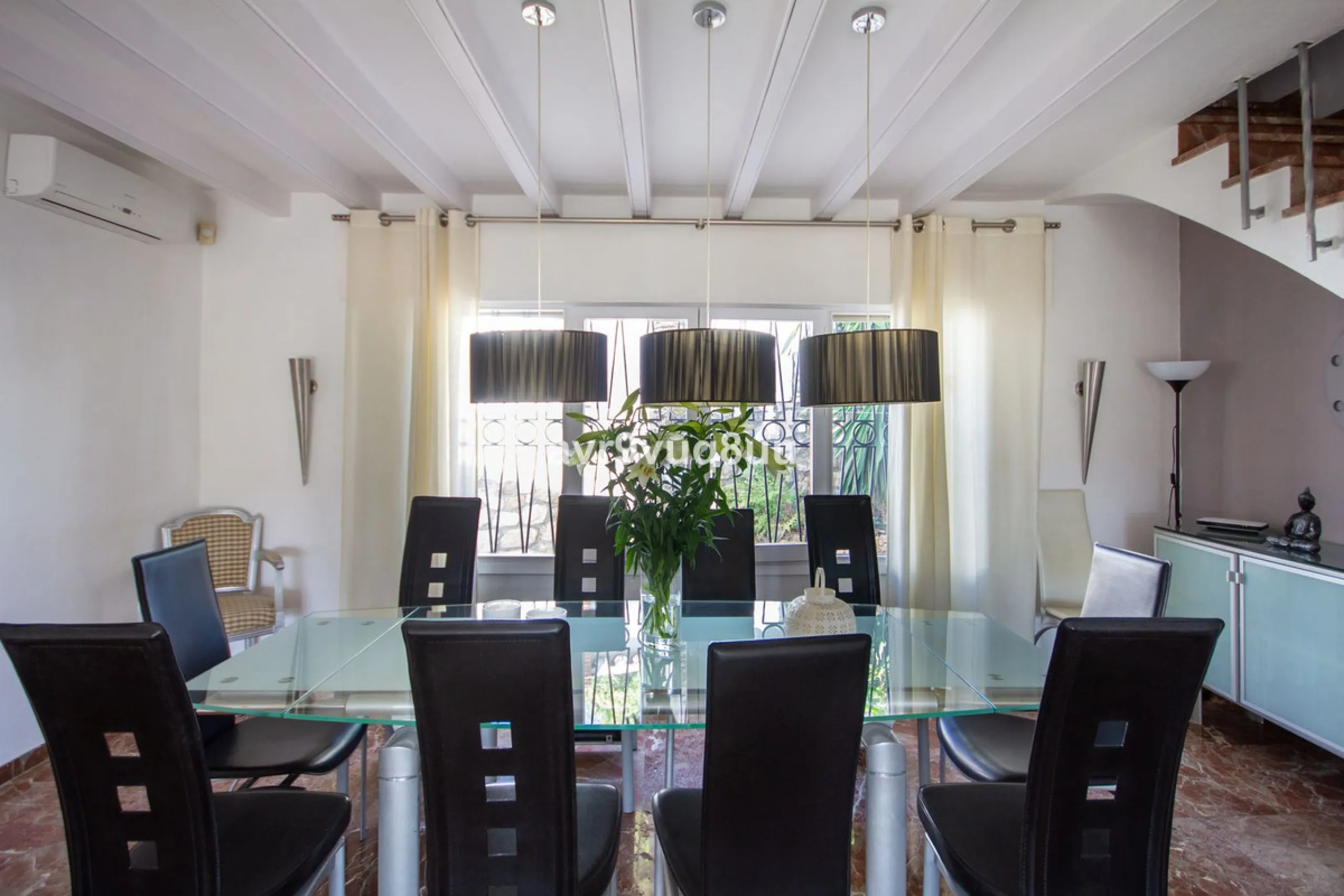 This property is stunning! Set in the heart of Mijas Costa, in the desirable Campo Mijas area. From the private entrance there is a driveway and garage, with steps down into the main entrance. This floor has a very spacious lounge area, with a great recep