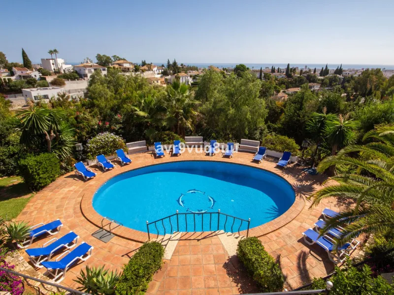 This property is stunning! Set in the heart of Mijas Costa, in the desirable Campo Mijas area. From the private entrance there is a driveway and garage, with steps down into the main entrance. This floor has a very spacious lounge area, with a great recep