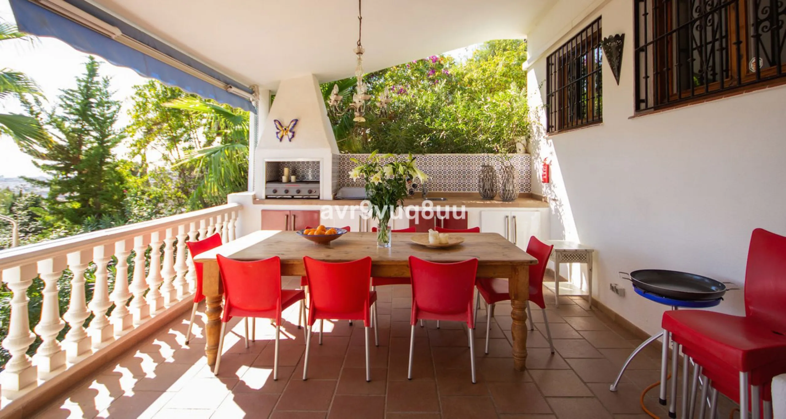 This property is stunning! Set in the heart of Mijas Costa, in the desirable Campo Mijas area. From the private entrance there is a driveway and garage, with steps down into the main entrance. This floor has a very spacious lounge area, with a great recep