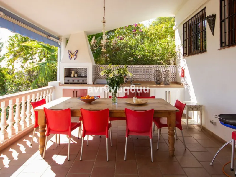 This property is stunning! Set in the heart of Mijas Costa, in the desirable Campo Mijas area. From the private entrance there is a driveway and garage, with steps down into the main entrance. This floor has a very spacious lounge area, with a great recep