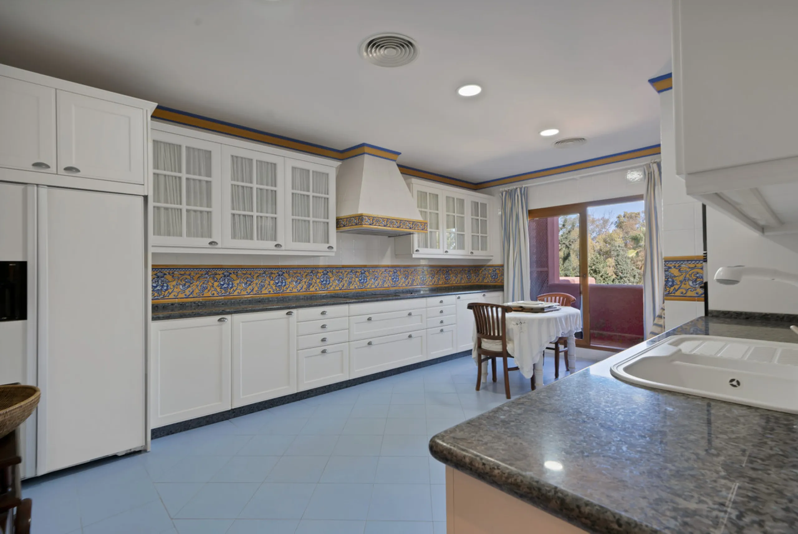 Situated beside the prestigious Guadalmina Baja, this impressive triplex penthouse is a true jewel of the Costa del Sol — perfectly blending the sophistication of Andalusian architecture, Moorish influences, and a touch of contemporary romanticism.