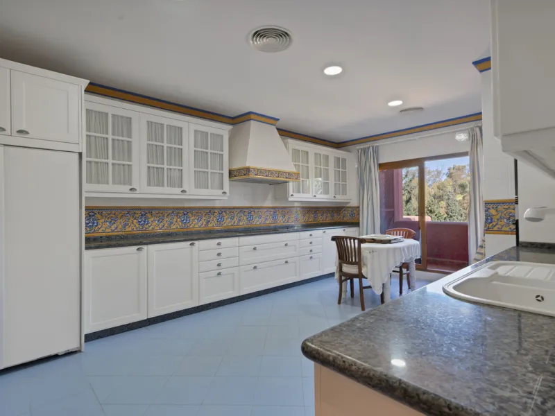 Situated beside the prestigious Guadalmina Baja, this impressive triplex penthouse is a true jewel of the Costa del Sol — perfectly blending the sophistication of Andalusian architecture, Moorish influences, and a touch of contemporary romanticism.