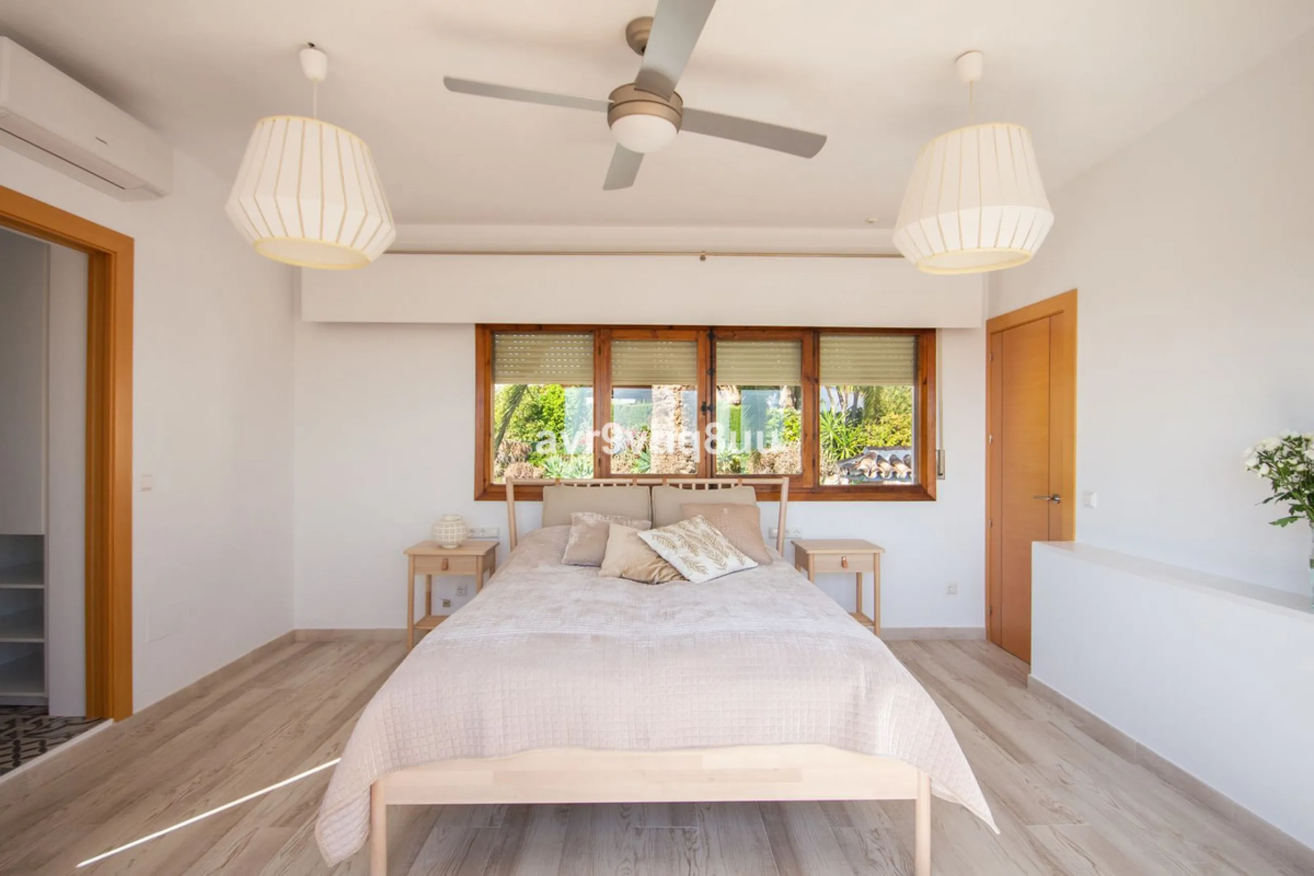 This property is stunning! Set in the heart of Mijas Costa, in the desirable Campo Mijas area. From the private entrance there is a driveway and garage, with steps down into the main entrance. This floor has a very spacious lounge area, with a great recep