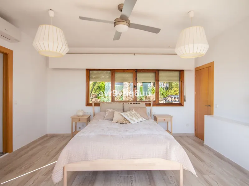 This property is stunning! Set in the heart of Mijas Costa, in the desirable Campo Mijas area. From the private entrance there is a driveway and garage, with steps down into the main entrance. This floor has a very spacious lounge area, with a great recep