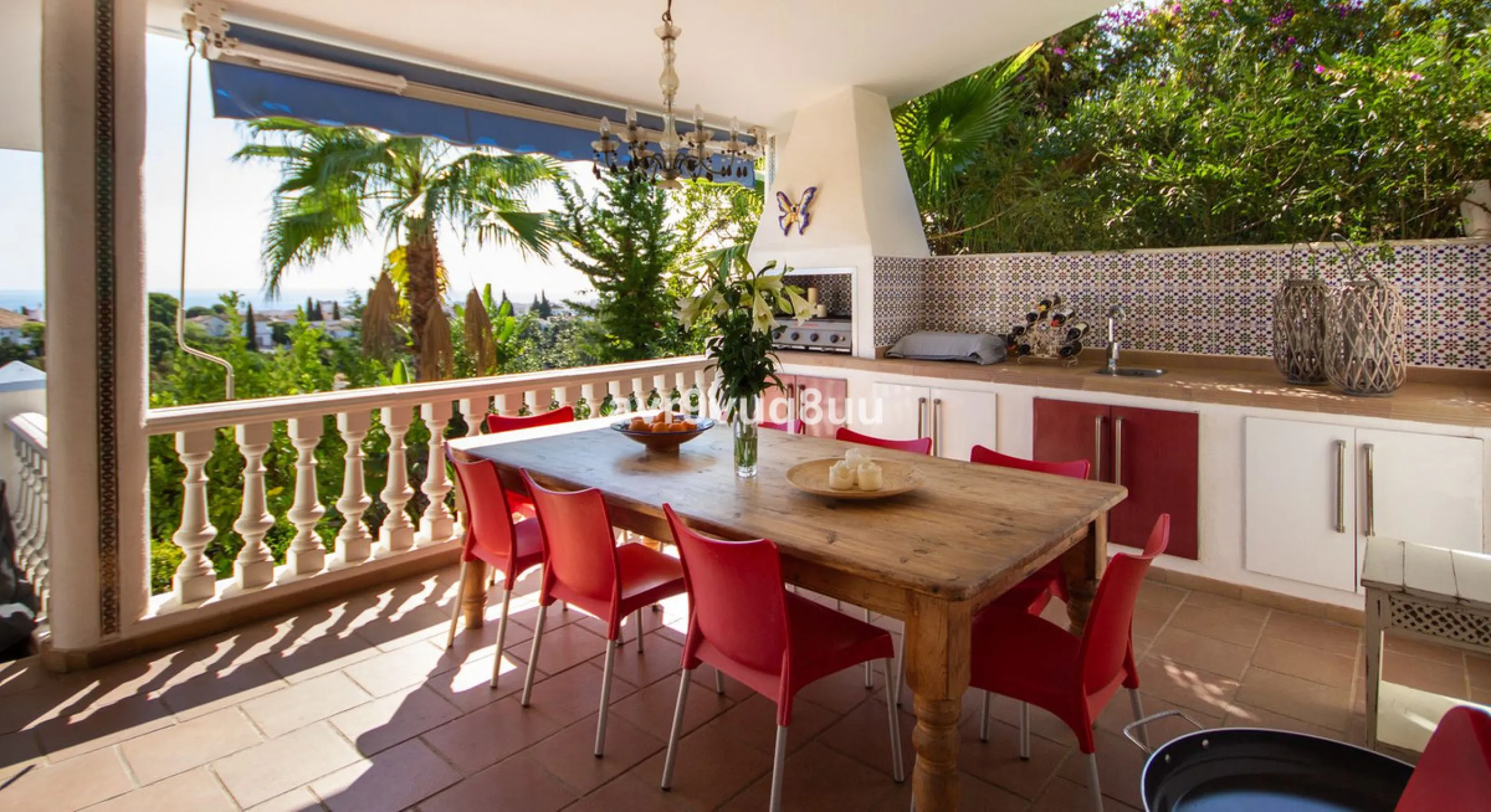 This property is stunning! Set in the heart of Mijas Costa, in the desirable Campo Mijas area. From the private entrance there is a driveway and garage, with steps down into the main entrance. This floor has a very spacious lounge area, with a great recep