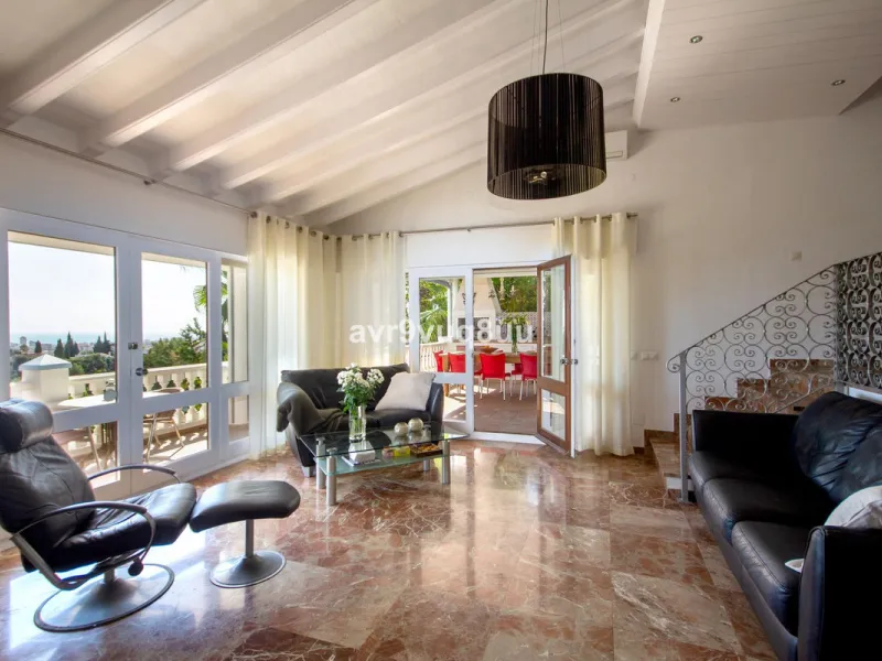 This property is stunning! Set in the heart of Mijas Costa, in the desirable Campo Mijas area. From the private entrance there is a driveway and garage, with steps down into the main entrance. This floor has a very spacious lounge area, with a great recep