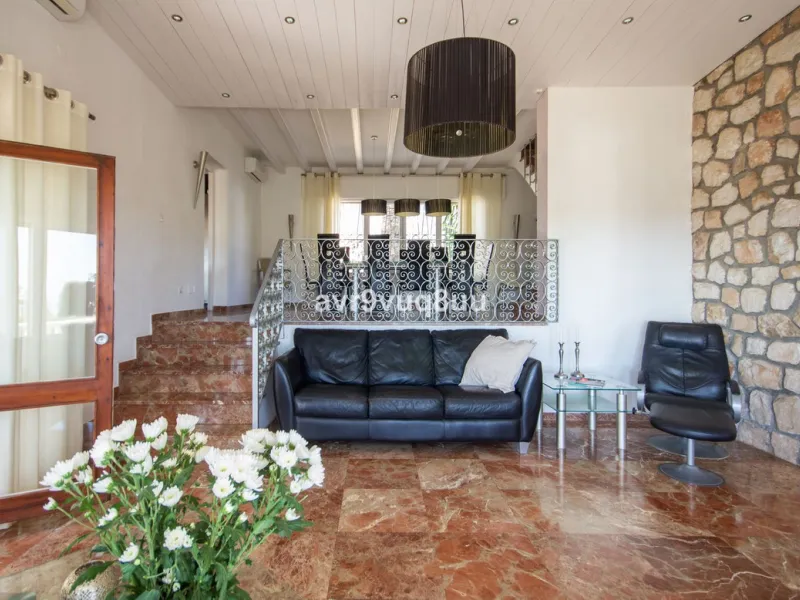 This property is stunning! Set in the heart of Mijas Costa, in the desirable Campo Mijas area. From the private entrance there is a driveway and garage, with steps down into the main entrance. This floor has a very spacious lounge area, with a great recep