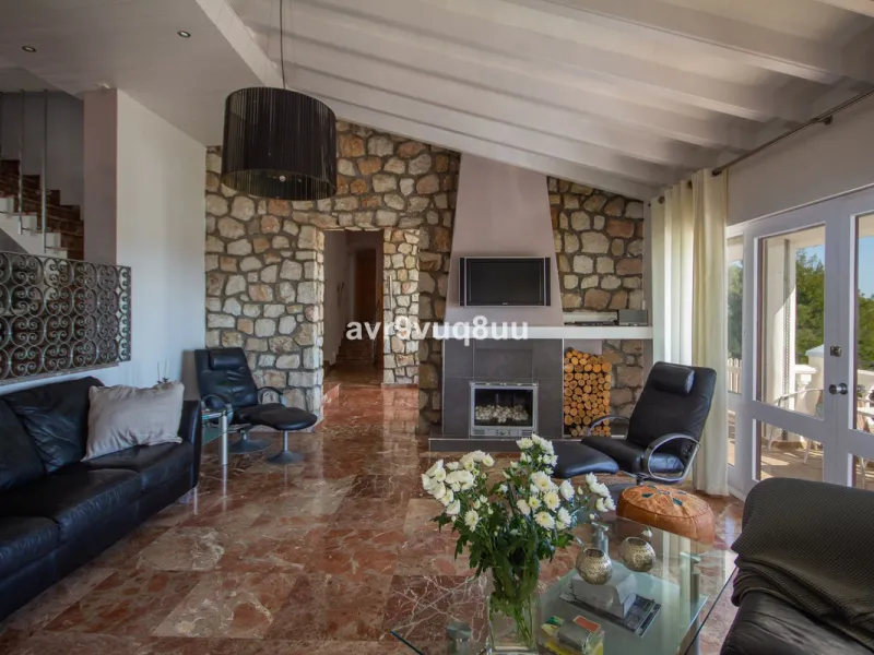 This property is stunning! Set in the heart of Mijas Costa, in the desirable Campo Mijas area. From the private entrance there is a driveway and garage, with steps down into the main entrance. This floor has a very spacious lounge area, with a great recep