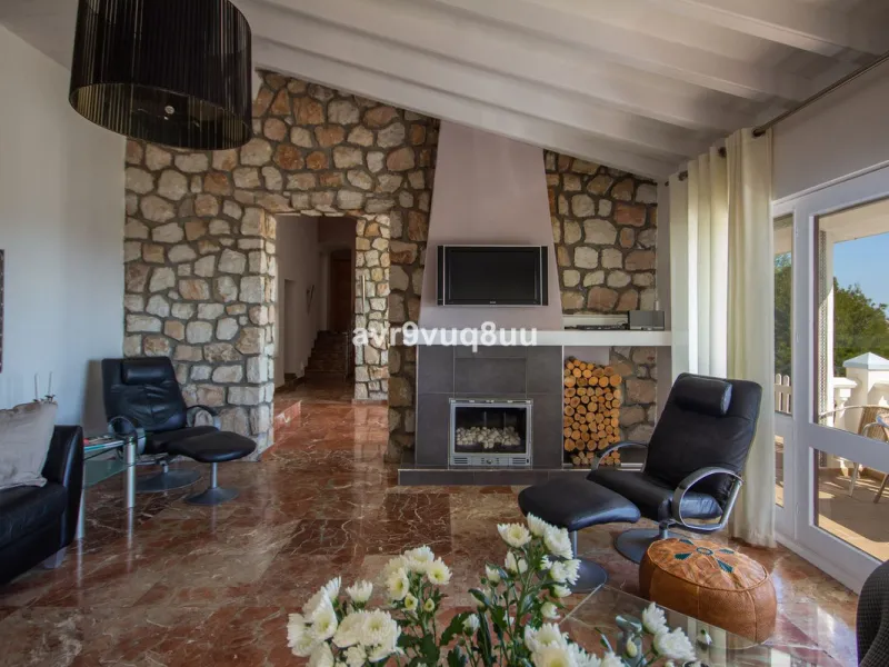 This property is stunning! Set in the heart of Mijas Costa, in the desirable Campo Mijas area. From the private entrance there is a driveway and garage, with steps down into the main entrance. This floor has a very spacious lounge area, with a great recep