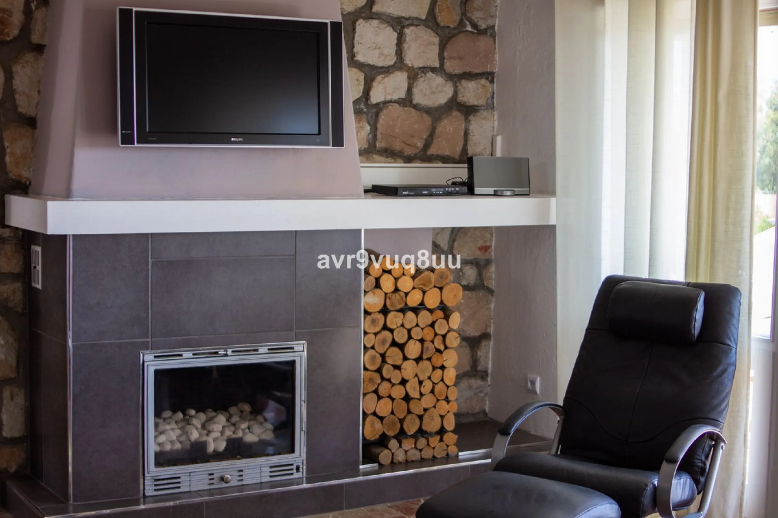 This property is stunning! Set in the heart of Mijas Costa, in the desirable Campo Mijas area. From the private entrance there is a driveway and garage, with steps down into the main entrance. This floor has a very spacious lounge area, with a great recep