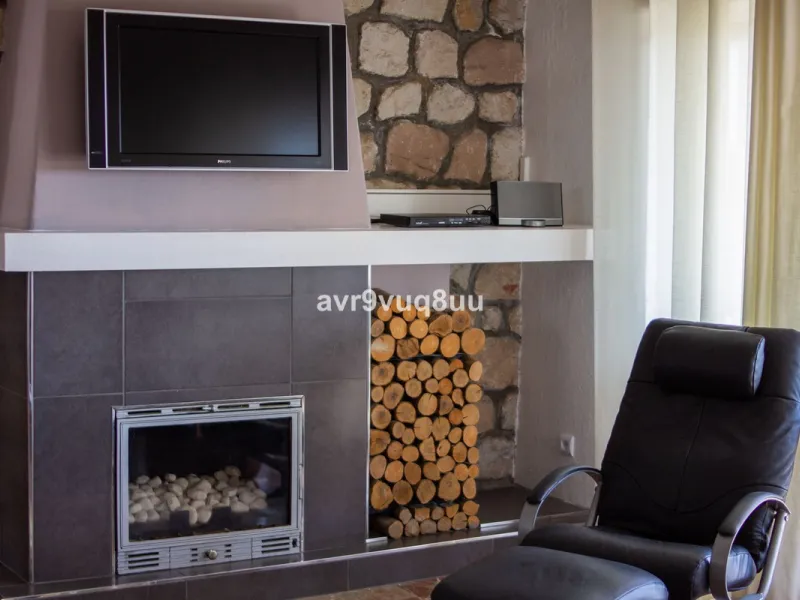 This property is stunning! Set in the heart of Mijas Costa, in the desirable Campo Mijas area. From the private entrance there is a driveway and garage, with steps down into the main entrance. This floor has a very spacious lounge area, with a great recep