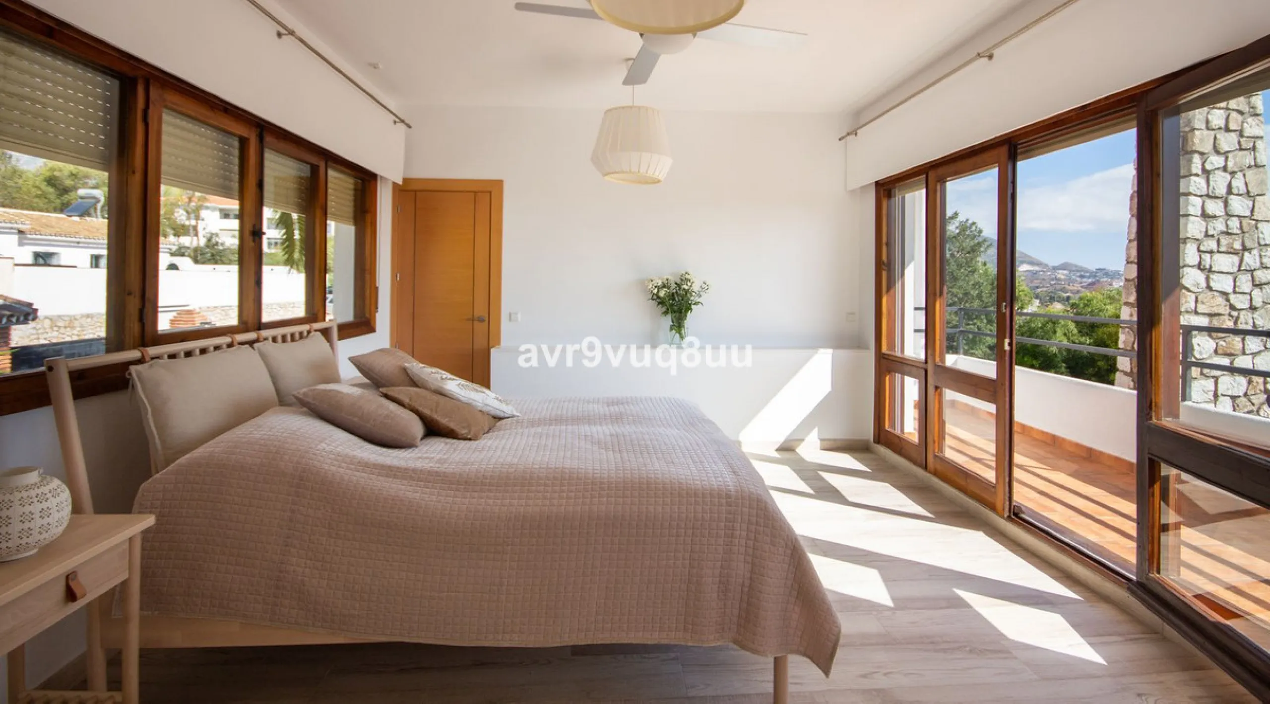 This property is stunning! Set in the heart of Mijas Costa, in the desirable Campo Mijas area. From the private entrance there is a driveway and garage, with steps down into the main entrance. This floor has a very spacious lounge area, with a great recep