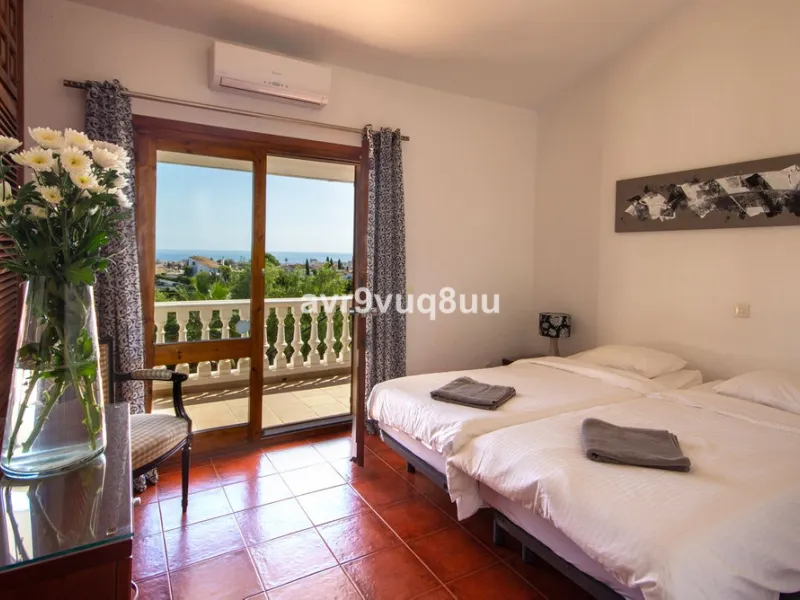 This property is stunning! Set in the heart of Mijas Costa, in the desirable Campo Mijas area. From the private entrance there is a driveway and garage, with steps down into the main entrance. This floor has a very spacious lounge area, with a great recep
