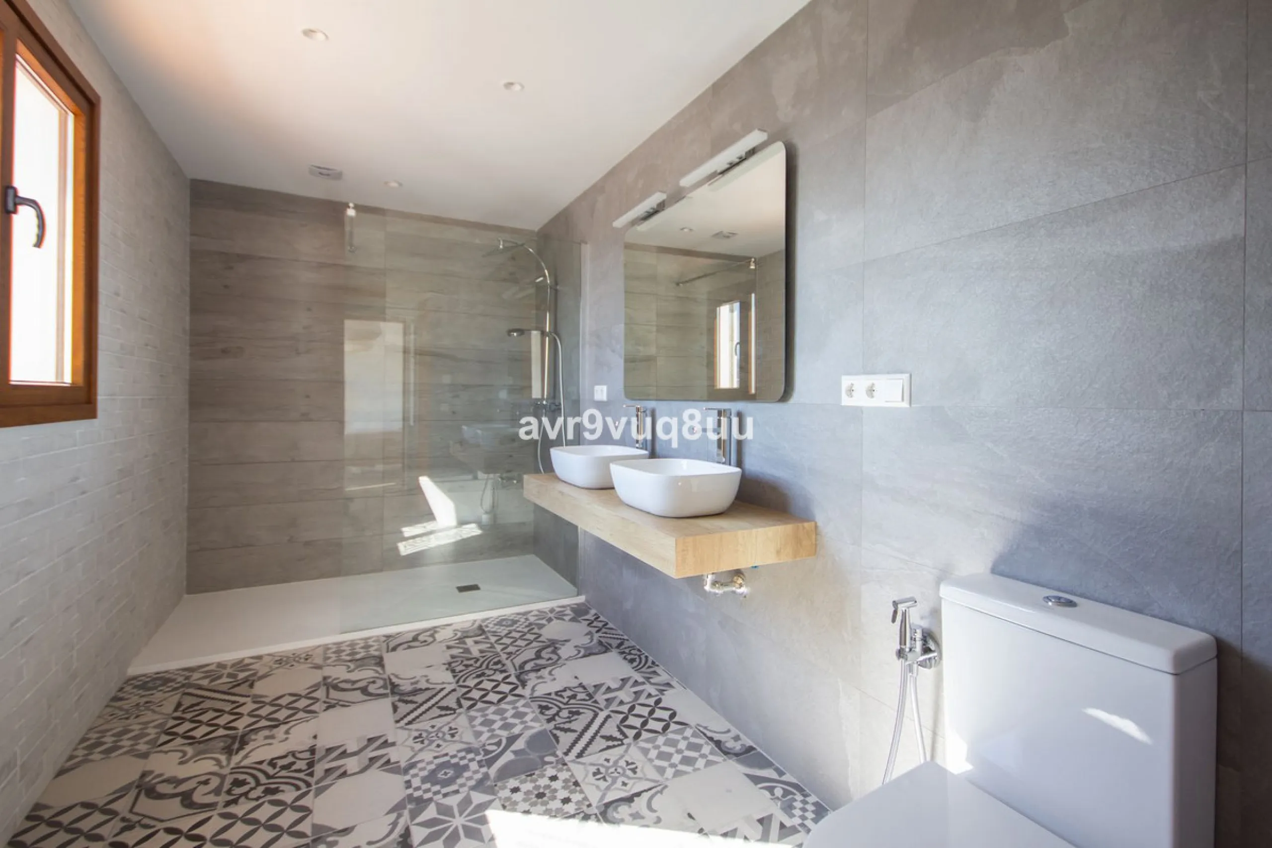 This property is stunning! Set in the heart of Mijas Costa, in the desirable Campo Mijas area. From the private entrance there is a driveway and garage, with steps down into the main entrance. This floor has a very spacious lounge area, with a great recep