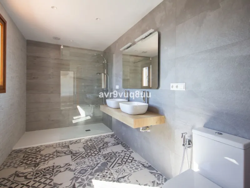 This property is stunning! Set in the heart of Mijas Costa, in the desirable Campo Mijas area. From the private entrance there is a driveway and garage, with steps down into the main entrance. This floor has a very spacious lounge area, with a great recep