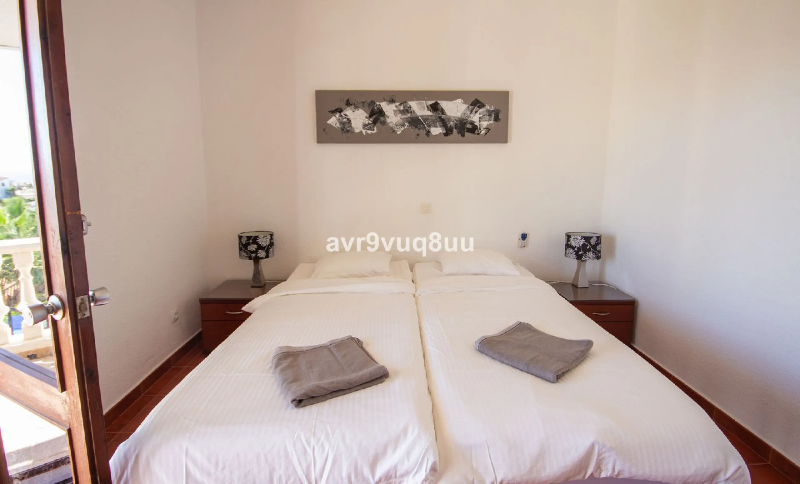 This property is stunning! Set in the heart of Mijas Costa, in the desirable Campo Mijas area. From the private entrance there is a driveway and garage, with steps down into the main entrance. This floor has a very spacious lounge area, with a great recep