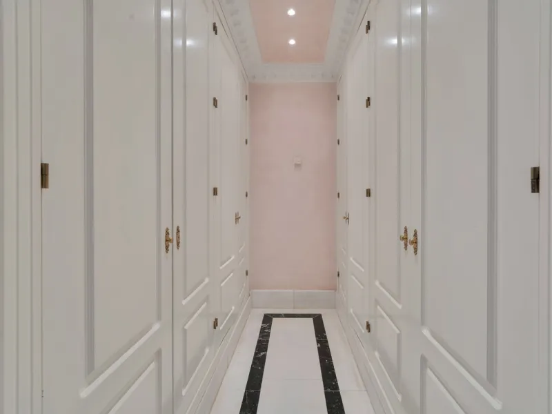 Situated beside the prestigious Guadalmina Baja, this impressive triplex penthouse is a true jewel of the Costa del Sol — perfectly blending the sophistication of Andalusian architecture, Moorish influences, and a touch of contemporary romanticism.