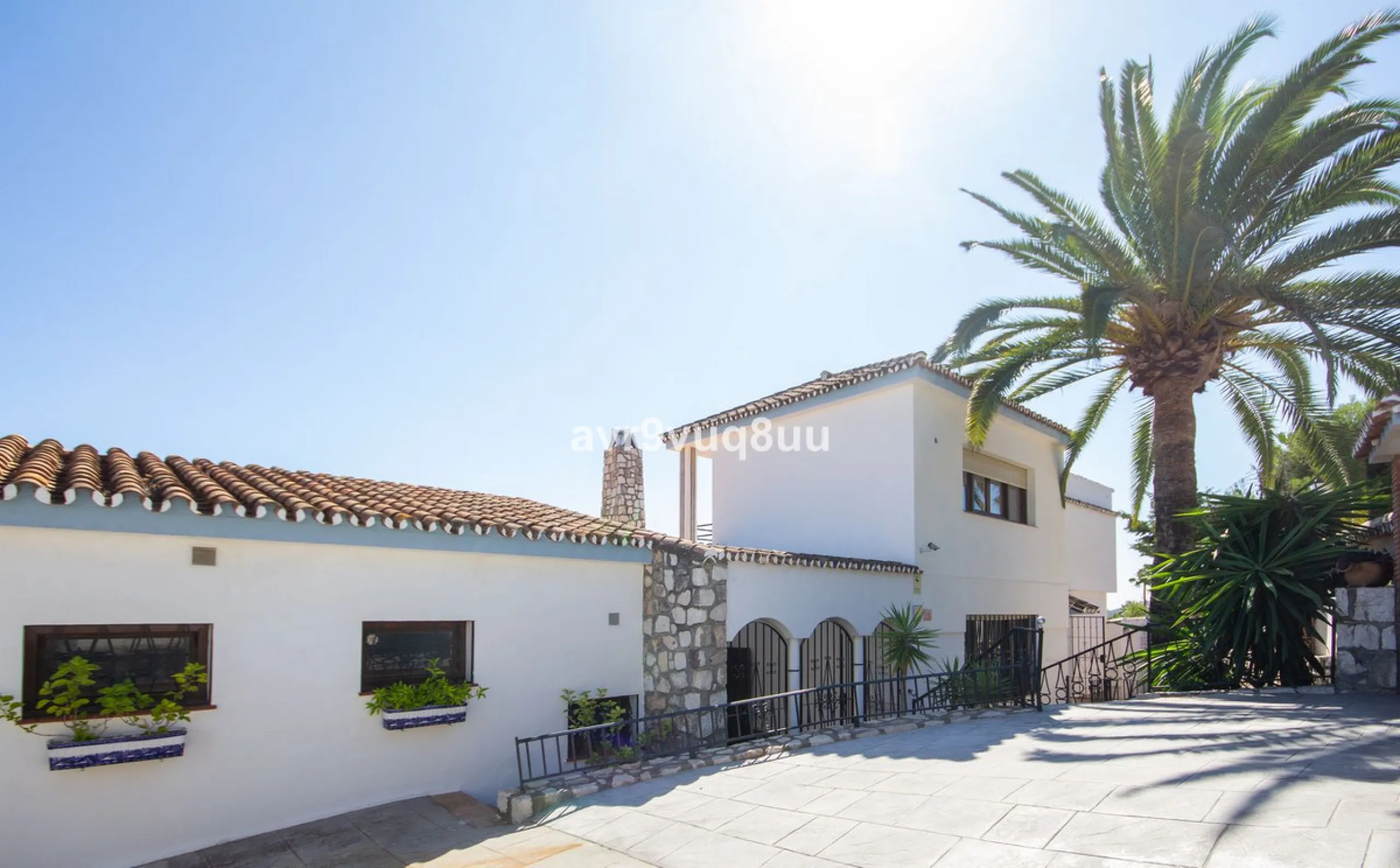 This property is stunning! Set in the heart of Mijas Costa, in the desirable Campo Mijas area. From the private entrance there is a driveway and garage, with steps down into the main entrance. This floor has a very spacious lounge area, with a great recep