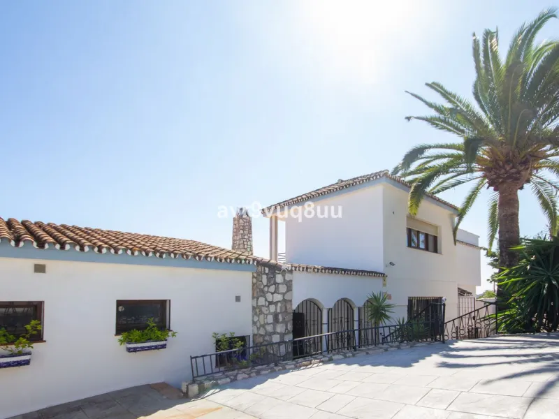 This property is stunning! Set in the heart of Mijas Costa, in the desirable Campo Mijas area. From the private entrance there is a driveway and garage, with steps down into the main entrance. This floor has a very spacious lounge area, with a great recep