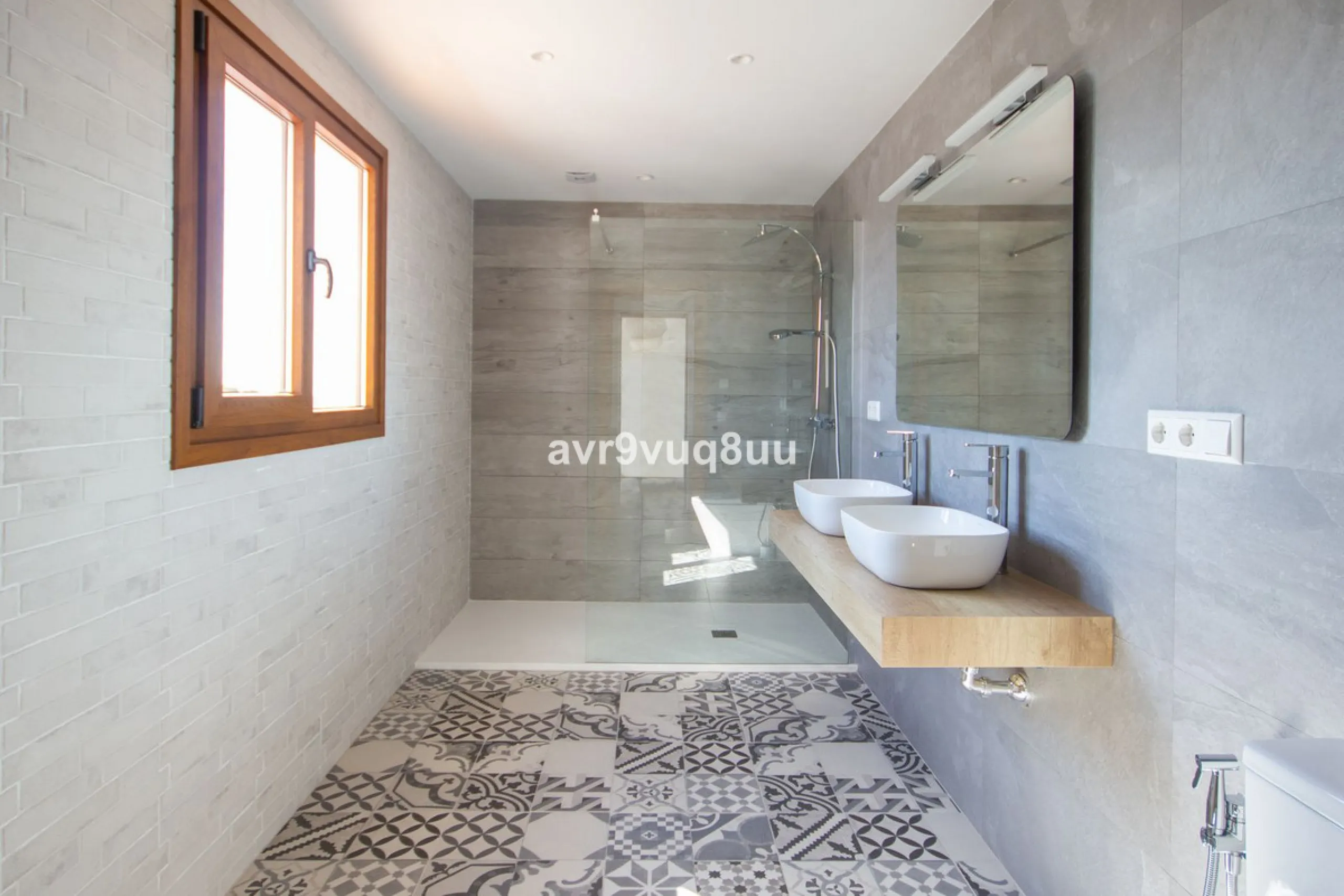 This property is stunning! Set in the heart of Mijas Costa, in the desirable Campo Mijas area. From the private entrance there is a driveway and garage, with steps down into the main entrance. This floor has a very spacious lounge area, with a great recep