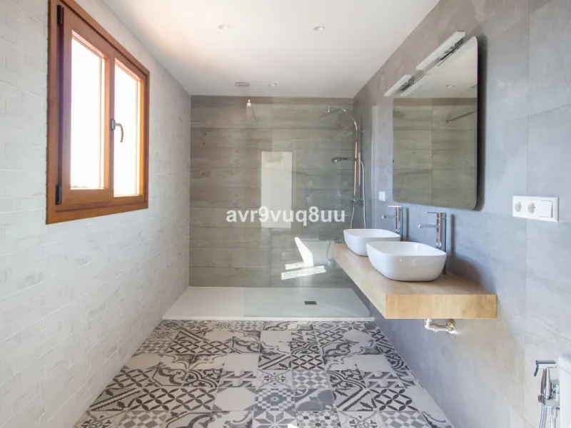 This property is stunning! Set in the heart of Mijas Costa, in the desirable Campo Mijas area. From the private entrance there is a driveway and garage, with steps down into the main entrance. This floor has a very spacious lounge area, with a great recep