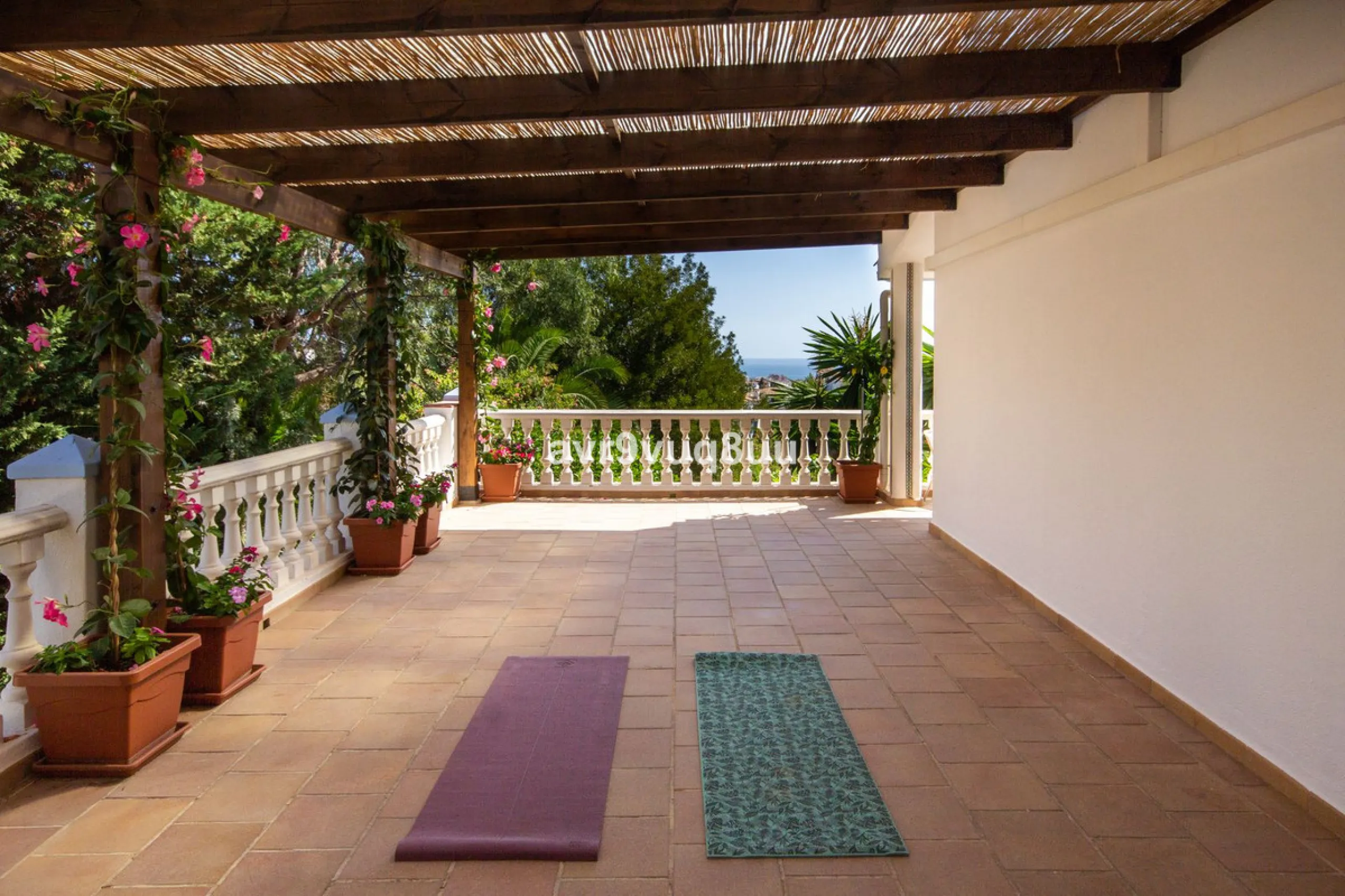 This property is stunning! Set in the heart of Mijas Costa, in the desirable Campo Mijas area. From the private entrance there is a driveway and garage, with steps down into the main entrance. This floor has a very spacious lounge area, with a great recep