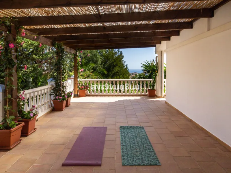 This property is stunning! Set in the heart of Mijas Costa, in the desirable Campo Mijas area. From the private entrance there is a driveway and garage, with steps down into the main entrance. This floor has a very spacious lounge area, with a great recep