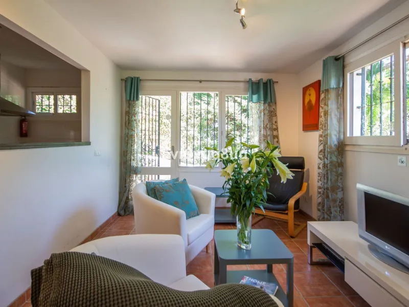 This property is stunning! Set in the heart of Mijas Costa, in the desirable Campo Mijas area. From the private entrance there is a driveway and garage, with steps down into the main entrance. This floor has a very spacious lounge area, with a great recep