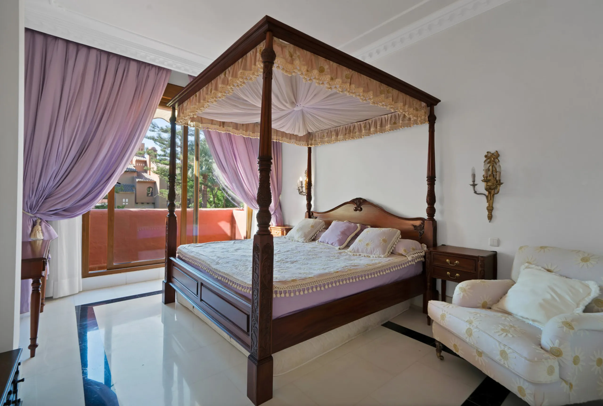 Situated beside the prestigious Guadalmina Baja, this impressive triplex penthouse is a true jewel of the Costa del Sol — perfectly blending the sophistication of Andalusian architecture, Moorish influences, and a touch of contemporary romanticism.