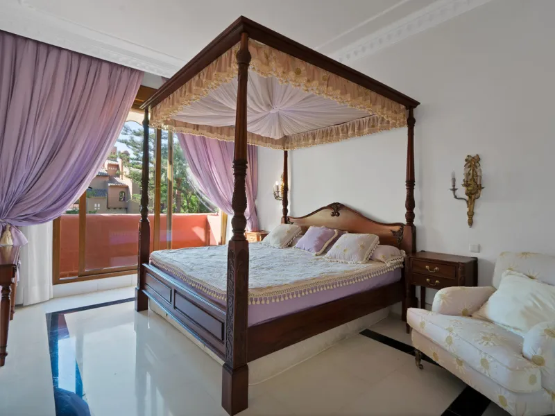 Situated beside the prestigious Guadalmina Baja, this impressive triplex penthouse is a true jewel of the Costa del Sol — perfectly blending the sophistication of Andalusian architecture, Moorish influences, and a touch of contemporary romanticism.