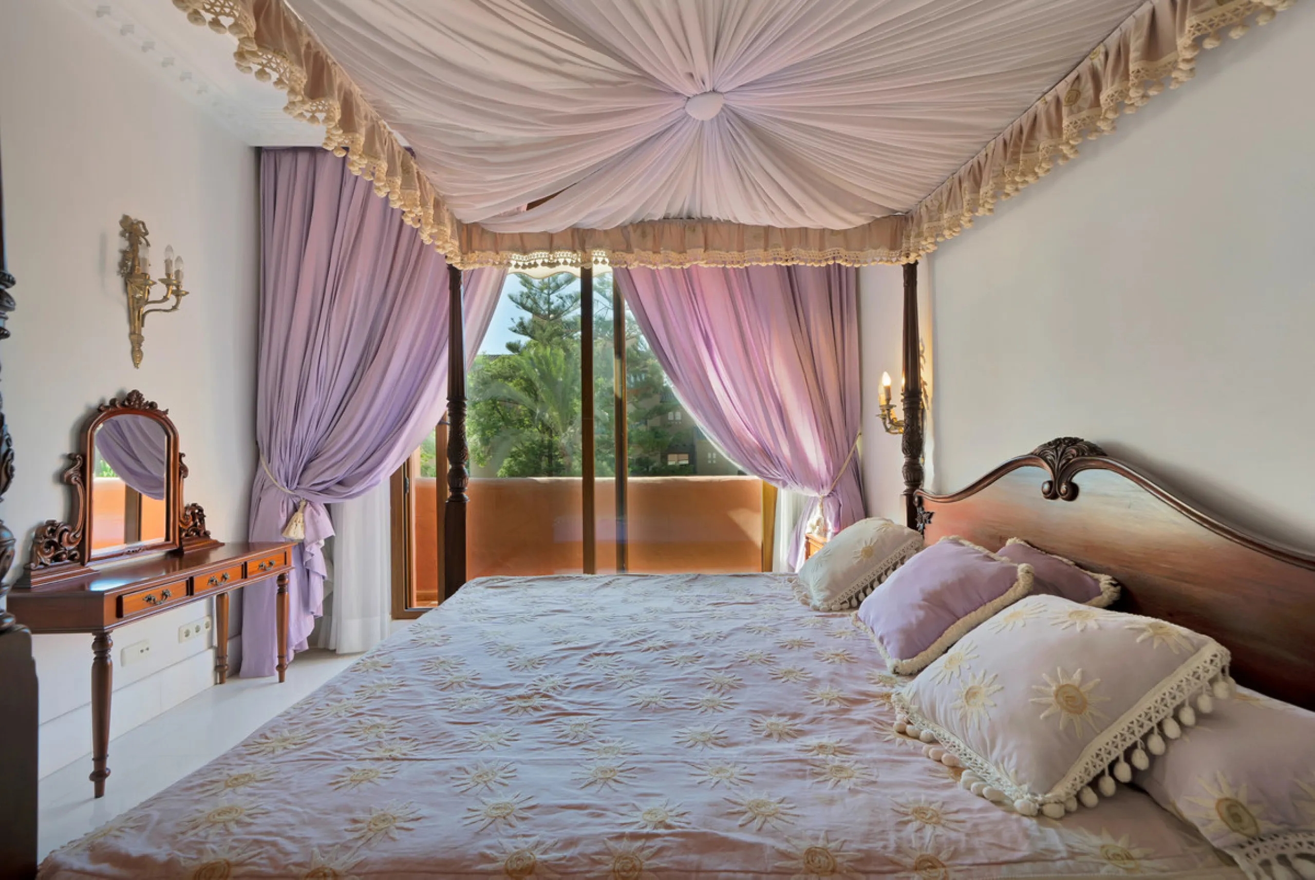 Situated beside the prestigious Guadalmina Baja, this impressive triplex penthouse is a true jewel of the Costa del Sol — perfectly blending the sophistication of Andalusian architecture, Moorish influences, and a touch of contemporary romanticism.