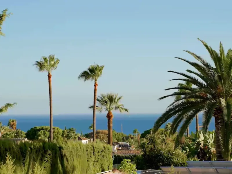 Fully renovated luxury villa, located on the Golden Mile, with panoramic views of the Mediterranean and La Concha, and the convenience of being within walking distance of the centre of Marbella and Swans International School.