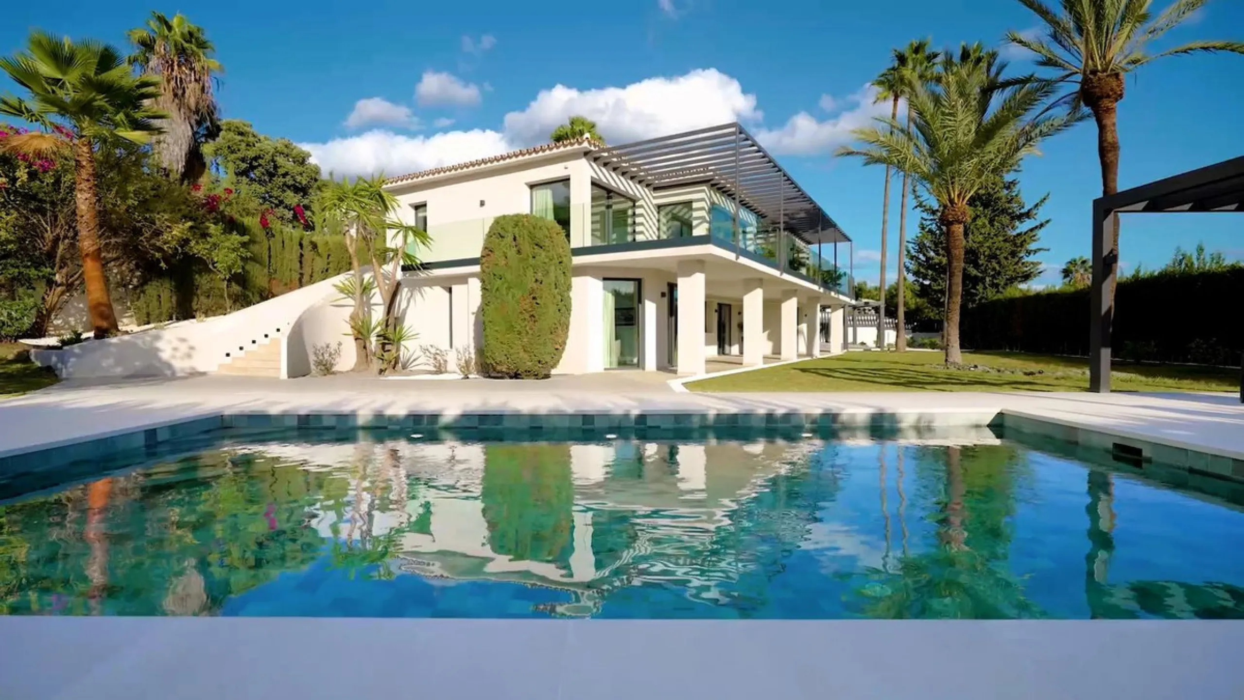 House - Detached Villa в продаже в Marbella, Málaga. В доме 5 спален и 6 ванных комнат. Площадь дома 405 м². Площадь участка 1500 м²