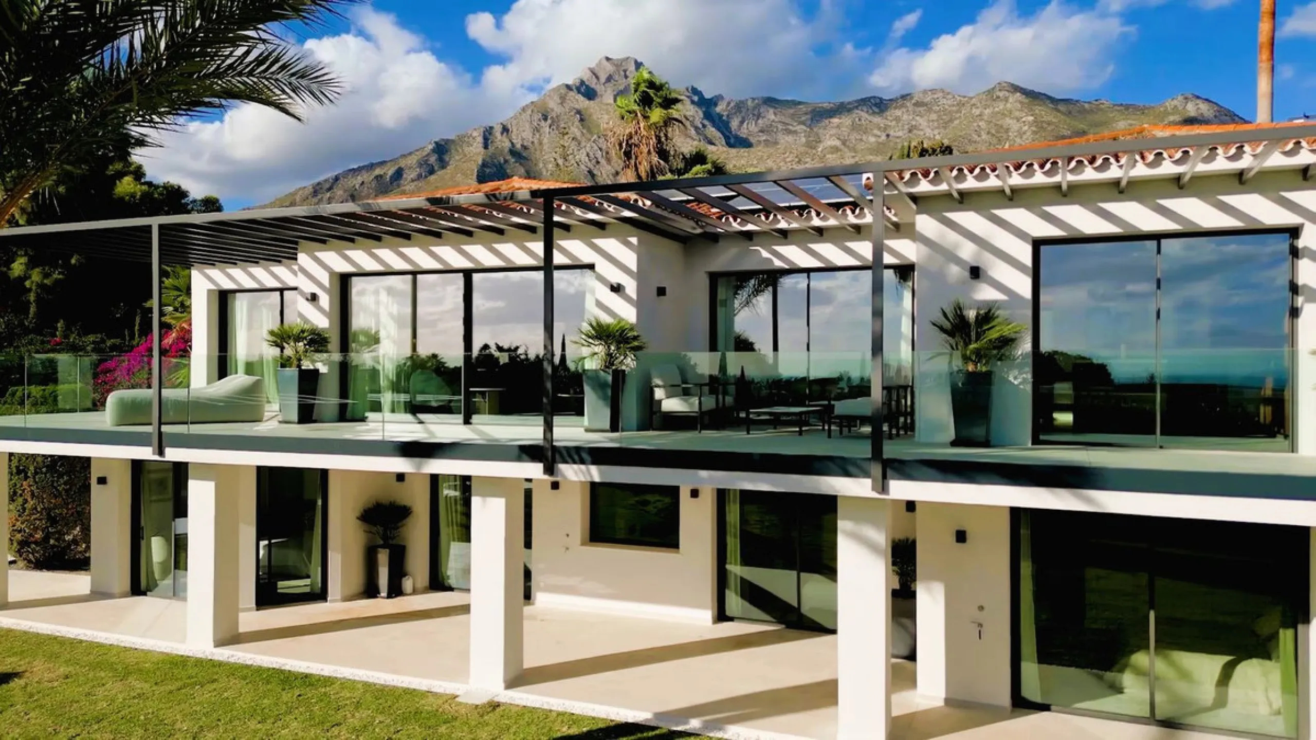 House - Detached Villa в продаже в Marbella, Málaga. В доме 5 спален и 6 ванных комнат. Площадь дома 405 м². Площадь участка 1500 м²