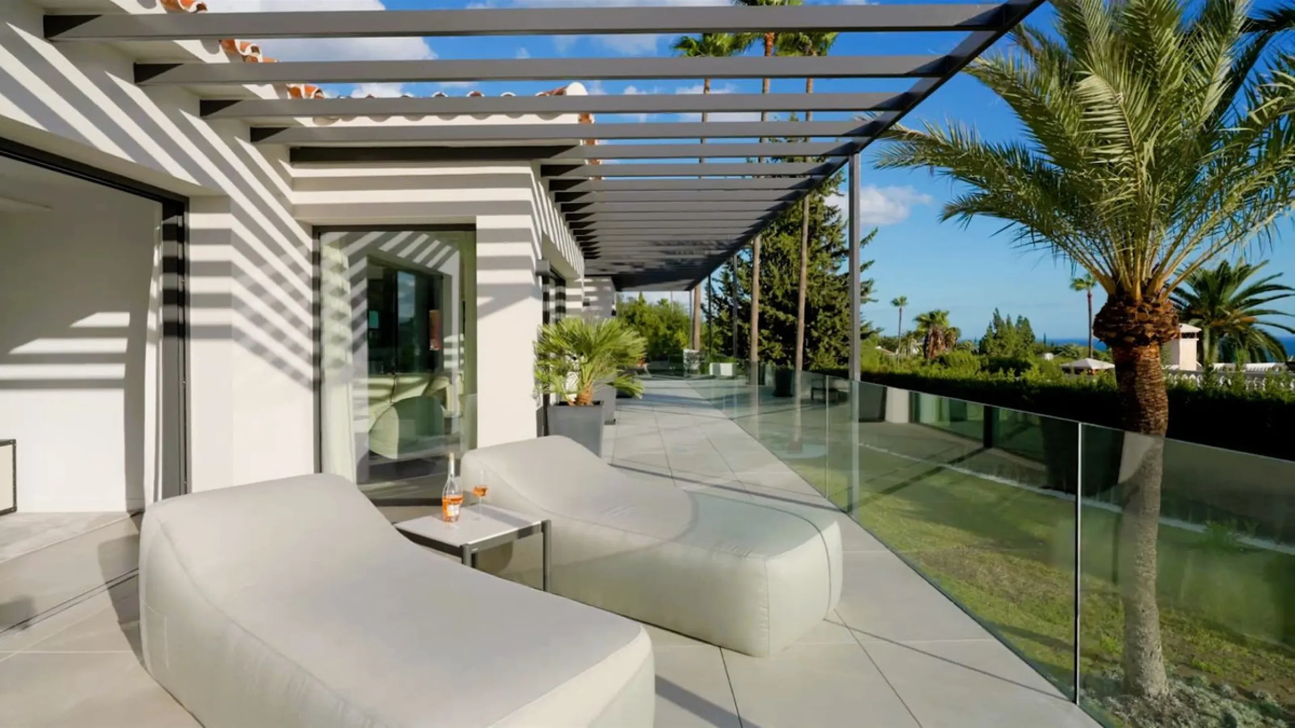 House - Detached Villa в продаже в Marbella, Málaga. В доме 5 спален и 6 ванных комнат. Площадь дома 405 м². Площадь участка 1500 м²