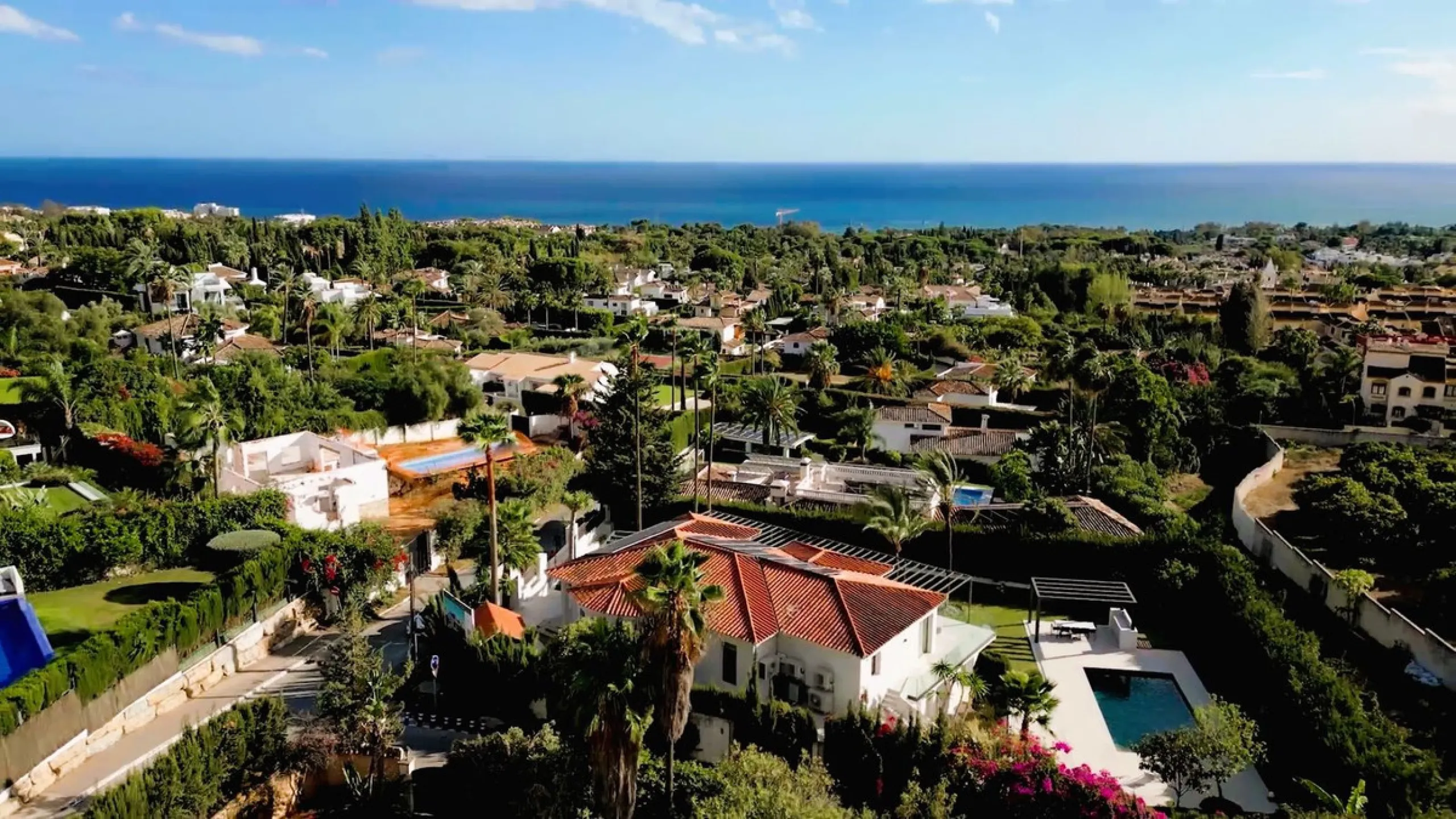 House - Detached Villa в продаже в Marbella, Málaga. В доме 5 спален и 6 ванных комнат. Площадь дома 405 м². Площадь участка 1500 м²